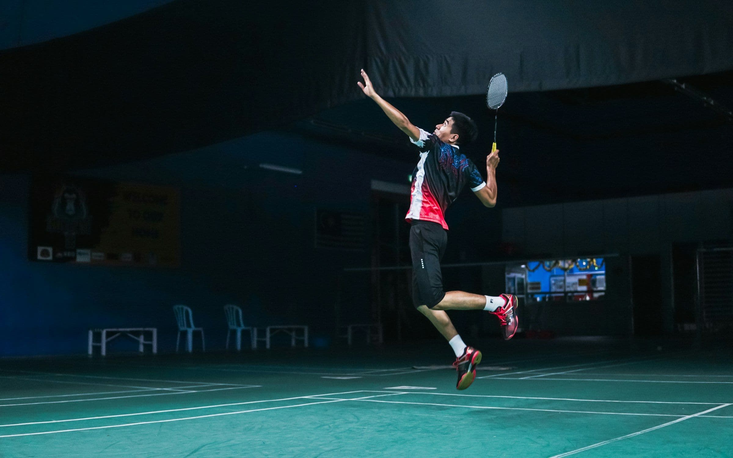 Junger Spieler im Sprung in der Halle